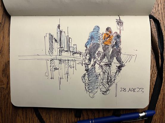 Drei Personen schreiten vor einer Grossstadtskiline im Regen über die Starasse. Spiegelung in einer Pfütze der Figuren und der Skyline.