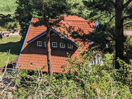 A view of a cottage, from above.