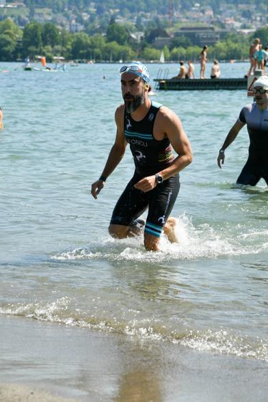 Foncu saliendo del agua con el tritraje de mi club de triatlón