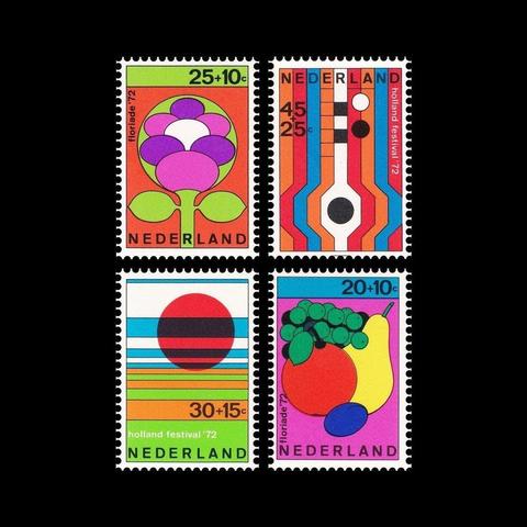 Quatre dessin de timbres colorés, avec des motifs géométriques.