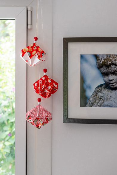 Diamants en origami rouges et blancs