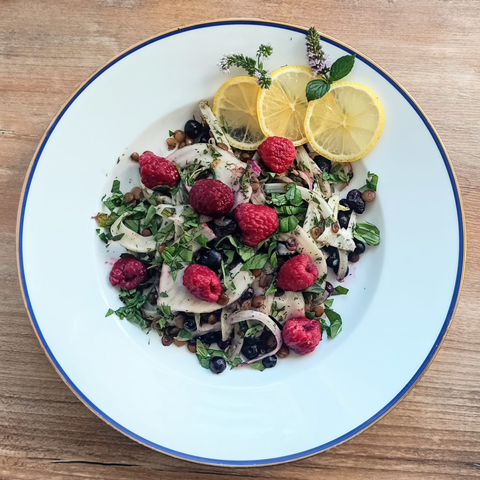 auf dem Teller der fertige Salat mit der beschriebenen Deko.