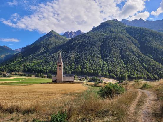 Église de Ceillac au milieu des montagnes