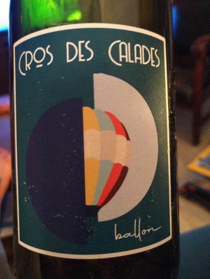 étiquette de vin "ballon" 
une image d'une demi montgolfière entouré d'un blanc du soleil et du noir de la lune sous fond vert