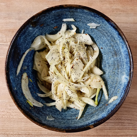 Der fertige Salat in einer blauen Schale