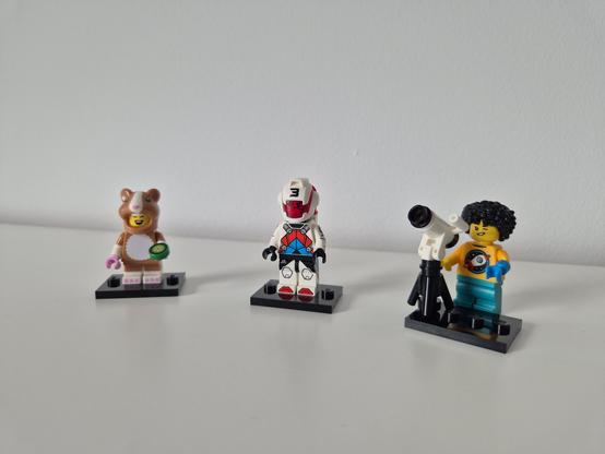 Lego Minifigures, Serie 27
Zleva doprava Hamster Costume Fan, Jetpack Racer, Astronomer Kid