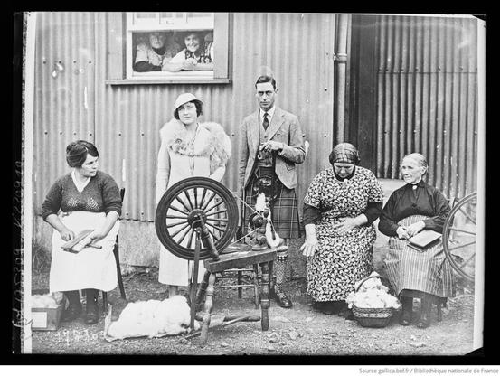 Duc et duchesse d'York à l'Ile de Skye parmi des femmes cardant et filant la laine. 1933. Auteur  :  Central News (Agence photographique). Source  :  Bibliothèque nationale de France, département Est.