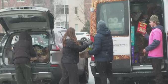 Middleton students warm hearts in freezing temps with local food drive