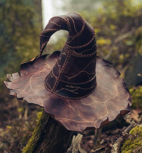 Chapeau de sorcière en cuir tannage végétal, repoussé et teinté à la main
Witch hat handmade in veg tan leather