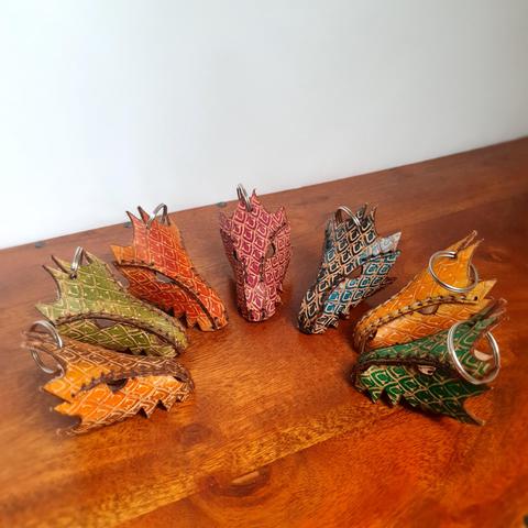Porteclés dragons en cuir tannage végétal, repoussés et teintés à la main
Little dragon keychains handmade, tooled and dyed in vegtan leather