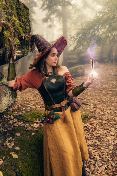 Costume de sorcière en cuir tannage végétal et lin
Witch outfit handmade in vegtan leather and linen

Photo: Photosaurus.Fred
