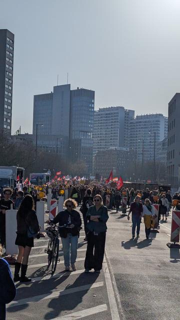 Blick auf die Demospitze. Im Hintergrund sind sehr viele Menschen zu sehen.