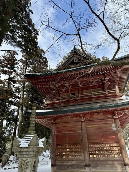 Une pagode de sanctuaire dans le temple au sommet du Mont Hiei avec la neige