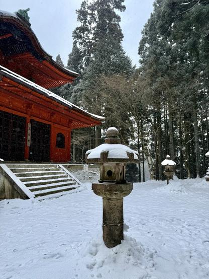 Sanctuaire avec ses tōrō enneigées entouré de cèdres