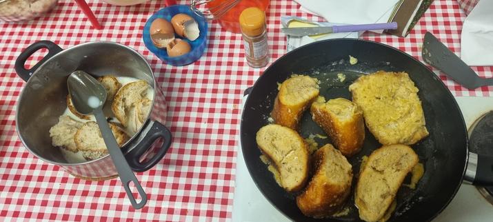 Pain perdu en préparation dans une casserole  et dans une poêle.