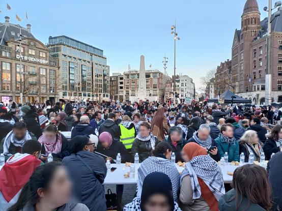 De Iftar op de Dam, met achteraan in het midden het Monument.