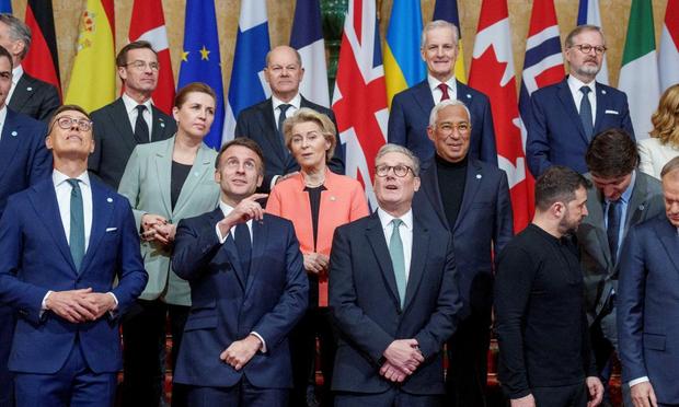 Emmanuel Macron, Keir Starmer, Volodimir Zelenski, Donald Tusk, Justin Trudeau, Olaf Scholz, Ursula von der Leyen, Antonio Costa y otros líderes europeos, el 26 de marzo de 2025, en Londres. (NTB / Javad Parsa via REUTERS)