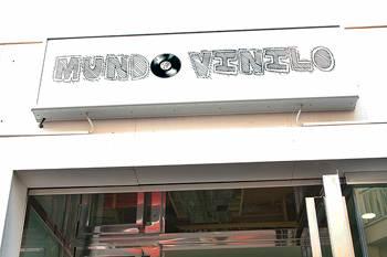 #Entrevista y #reportaje #fotográfico que le preparamos a un histórico del #coleccionismo #musical Carlos Fournier y su #tienda Mundo #Vinilo, tan apreciados por estos lares.  Recordaros que hay un buen surtido de referencias, de la distro y sello Collector's Series DIY, en la estupenda local de Málaga. 

https://www.lafactoriadelritmo.com/mundo-vinilo/un-nuevo-rincon-donde-perderse-entre-vinilos

#Music #Press #LaFactoríadelRitmo 
 Record Store Every Day!

#RSD #RecordStoreDay #Rock #Punk #Metal #R&B #Hard-Rock #Thrash #Goth #EBM #Grindcore #Death #Progresive