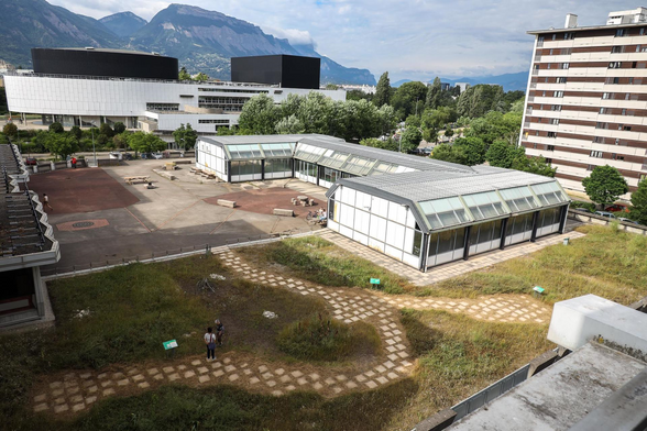 Toiture végétalisée du bâtiment municipal Camille Claudel, situé avenue Marcelin Berthelot, juste à côté de la MC2 que l'on voit sur la photo. Cette immense dale de béton d'environ 2500m² est aujourd'hui végétalisée sur une bonne moitié de sa surface.