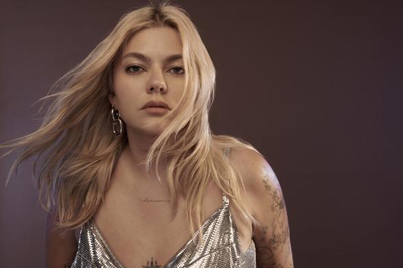 Louane releases the acoustic version of 'Maman'
