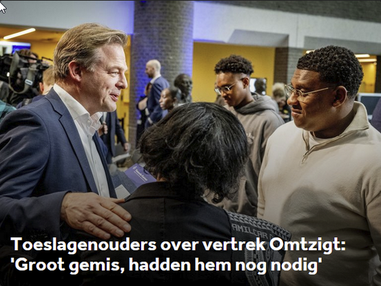 Een foto van Pieter Omtzigt met een aantal andere mensen in het Tweede Kamergebouw met daarbij de tekst 'Toeslagenouders over vertrek Omtzigt: 'Groot gemis, hadden hem nog nodig'.'