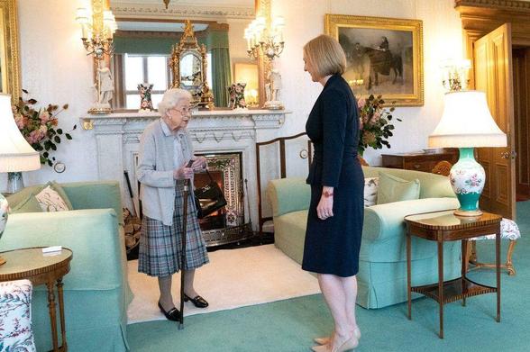 Een foto van de voormalige Britse premier Liz Truss op audiëntie bij koningin Elizabeth II op de dag voor die laatste overleed.

A photo of former British prime minister Liz Truss having an audience with Queen Elizabeth II, the day before the latter's passing.