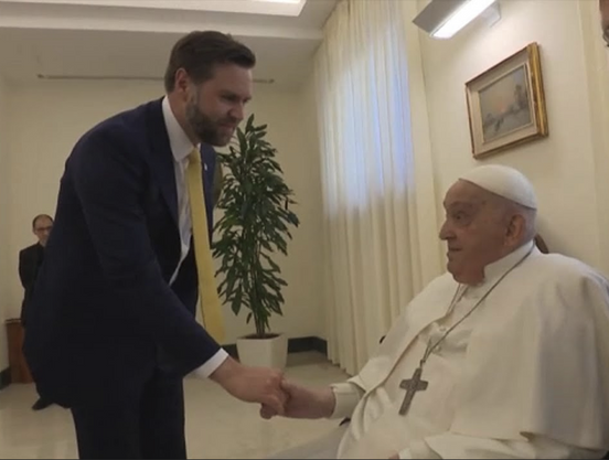 Een foto van de Amerikaanse vice-president J.D. Vance, op audiëntie bij Paus Franciscus op de dag voor die laatste overleed.

A photo of US vice-president J.D. Vance having an audience with Pope Francis, a day before the latter's passing.