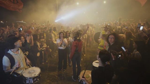 Fireworks as thousands greet Serbian students who cycled to France seeking EU support for protests