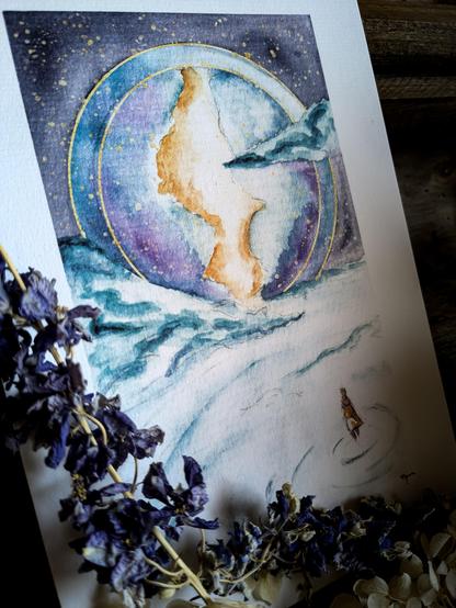 Paysage de galaxy à l'aquarelle. Au premier plan, un personnage de dos dans l'eau. Des nuages à l'arrière plan et enfin un anneau d'or immense avec une faille orange au centre.