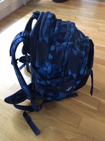 Gut erhaltener Satch-Schulranzen, blau gefleckt, von der Seite.