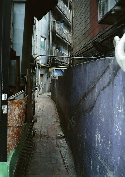 건물 사이에 보도블럭이 깔린 좁은 골목길이 지그재그 나있다.