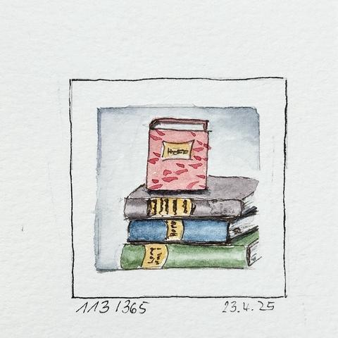 Eine Aquarellillustration eines Bücherstapels mit einem rosafarbenen Buch an der Spitze und weiteren Büchern in Schwarz, Blau und Grün darunter. Das Bild enthält ein Datum und eine Nummerierung am unteren Rand.