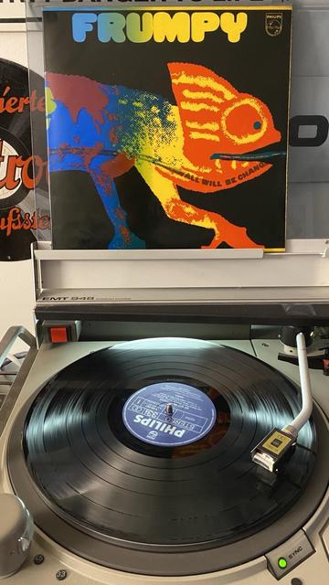 Vinyl LP „Frumpy-All Will Be Change d“ auf einem Plattenspieler.