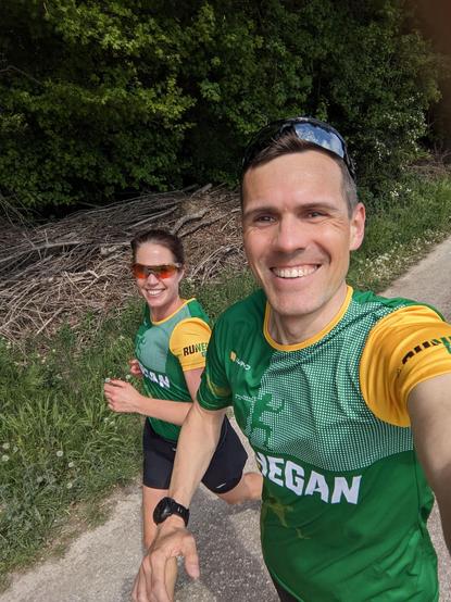 Ein Lauf-Selfie von Katrin und Daniel in den grünen RUN VEGAN Shirts.