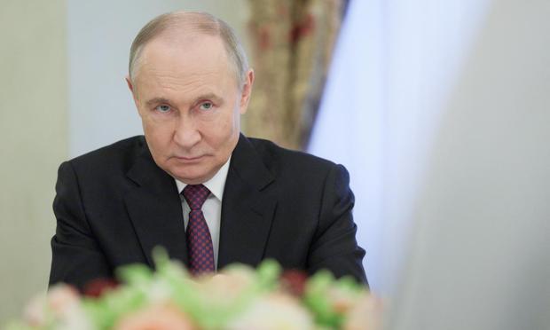 El presidente de Rusia, Vladimir Putin, asiste a una reunión con el patriarca Kirill de Rusia y el patriarca de Serbia Porfirije en Moscú, el 22 de abril de 2025. (Sputnik / Gavriil Grigorov / Pool via REUTERS)
