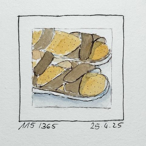Eine Aquarellillustration eines Paars brauner und gelber Sandalen, die schräg gestellt sind. Das Kunstwerk hat einen einfachen Rand und enthält handschriftliche Details am unteren Rand.