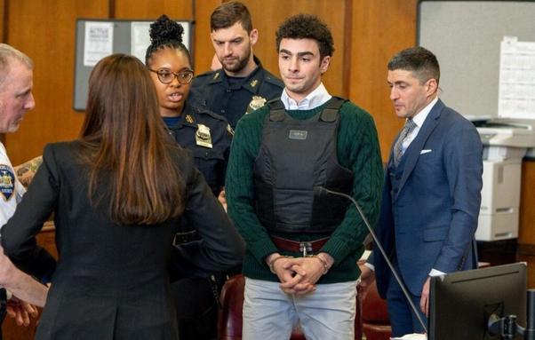Luigi Mangione plaide non coupable devant un tribunal fédéral de New York