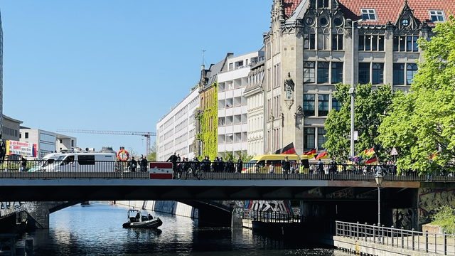 Brücke Nikolaivirtel, Demozug mit rechten Arschlöchern. Auf dem Kanal Polizeischlauchboot.