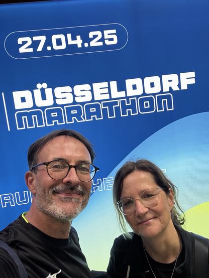Meine Frau und ich vor Tafel zum Düsseldorf Marathon