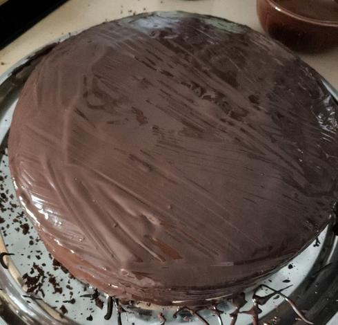 Marmorkuchen mit Schokoglasur auf einem silbernen Tablett stehend.