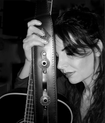 Meine Eine mit Gitarre.