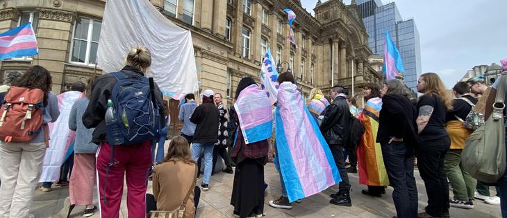Crowd of people outside the Council House in Birmingham. Lots of trans flags visible 🏳️‍⚧️