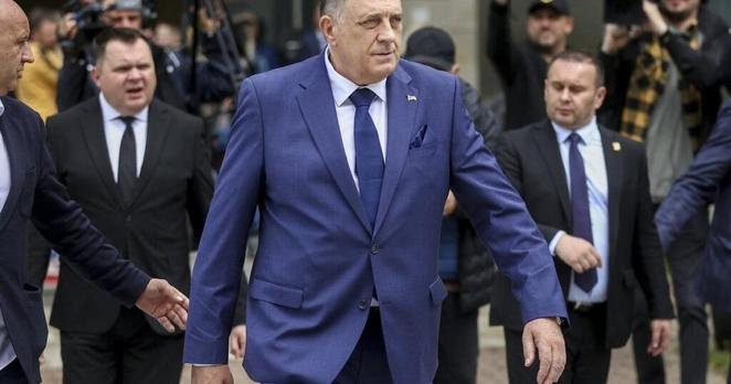 Top international official in Bosnia cuts financing for ruling Serb parties to pressure separatists