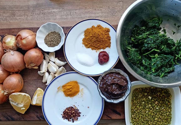 Vor dem Kochen die Zutaten auf einem Brett