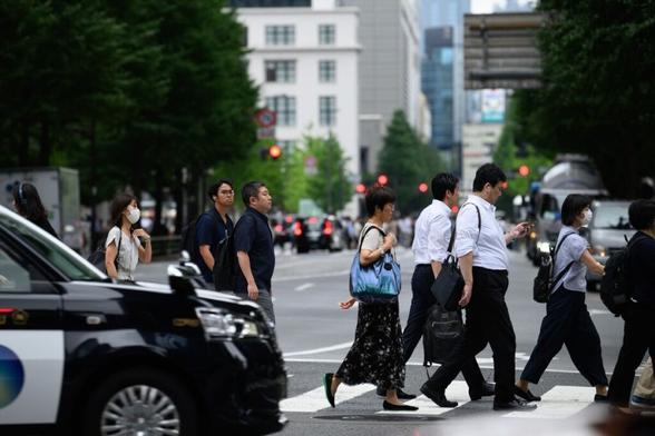 Volatile Bonds Push Japan’s Life Insurers to the Sidelines
