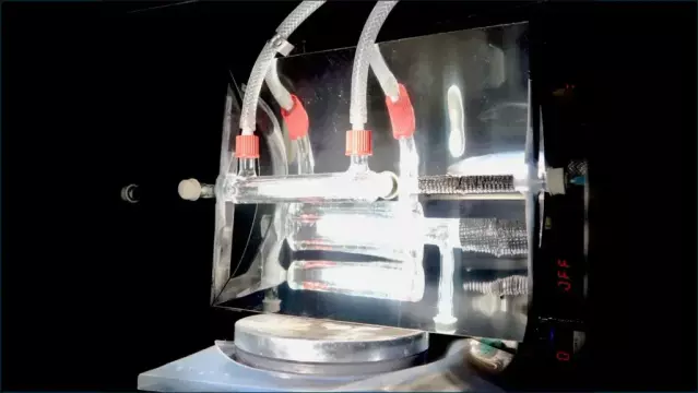 This Solar-Powered Device Sucks CO2 From the Air—and Turns It Into Fuel