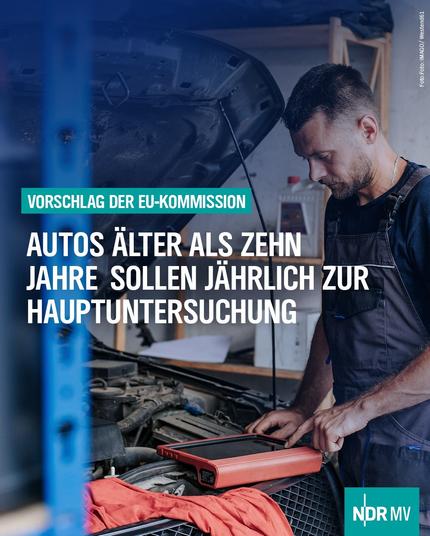 Bild: Ein Mann steht an einer geöffneten Motorhaube und blickt auf ein Diagnosegerät

Text: Vorschlag der EU-Kommission: Autos alter als zehn Jahre sollen jährlich zur Hauptuntersuchung