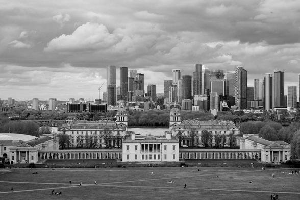 Schwarzweiß Fotografie mit Schloss im Vordergrund und Hochhäusern im Hintergrund; black and white photography with castle in the foreground and Skyscraper in the back