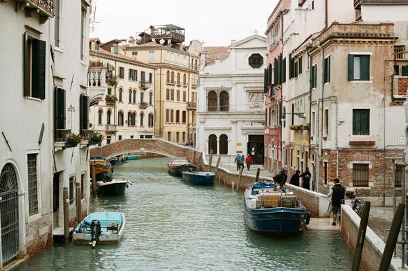 In einem Seitenkanal in Venedig passiert Logistik für die naheliegende Gastronomie.