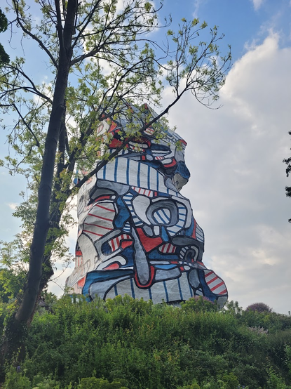 Tour décorée de manière contemporaine, au centre de l'île Saint-Germain